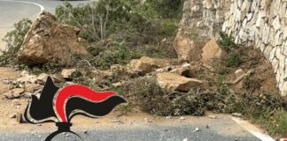 Paura sulla statale tra Meta ed Amalfi, caduta di massi: colpito bus