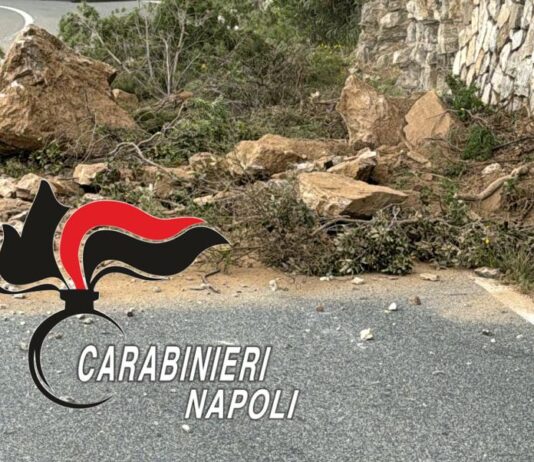 Paura sulla statale tra Meta ed Amalfi, caduta di massi: colpito bus