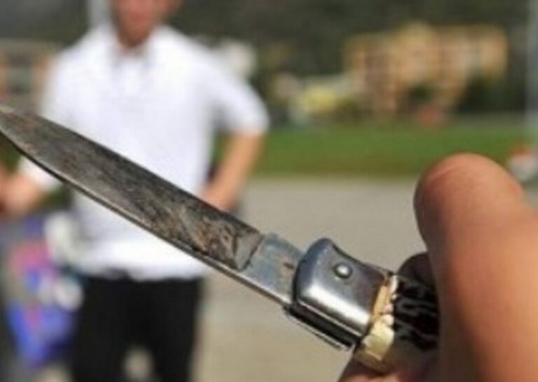 Storia di ordinaria follia a Casoria: 5 coltellate al suocero, ma poi resta con lui fino all’arrivo dei soccorsi Storia di ordinaria follia a Casoria: 5 coltellate al suocero, ma poi resta con lui fino all’arrivo dei soccorsi