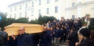 Folla e commozione a Casamicciola per i funerali di Antonella Di Massa