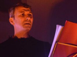 “Il cielo nella scatola” al Teatro Gelsomino di Afragola lo spettacolo su Julian Assange: appuntamento il 22 marzo alle ore 21