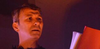 “Il cielo nella scatola” al Teatro Gelsomino di Afragola lo spettacolo su Julian Assange: appuntamento il 22 marzo alle ore 21