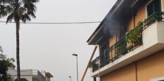 Dà fuoco all'appartamento e poi si suicida in giardino. Tragedia nella periferia di Pompei