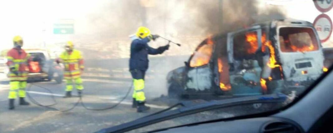 Napoli, auto in fiamme in Tangenziale. Nessun ferito