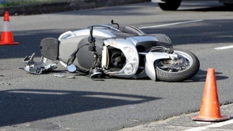 Napoli, incidente sulla Tangenziale con scooter rubato. Denunciato 17enne in fuga dal centro migranti Napoli, incidente sulla Tangenziale con scooter rubato. Denunciato 17enne in fuga dal centro migranti