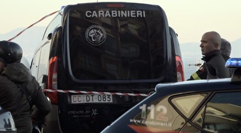 Napoli, 19enne cade da un muretto in via Aniello Falcone