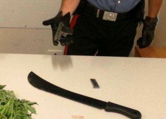 Pistola e machete in casa. Due persone arrestate a Castellammare di Stabia Pistola e machete in casa. Due persone arrestate a Castellammare di Stabia