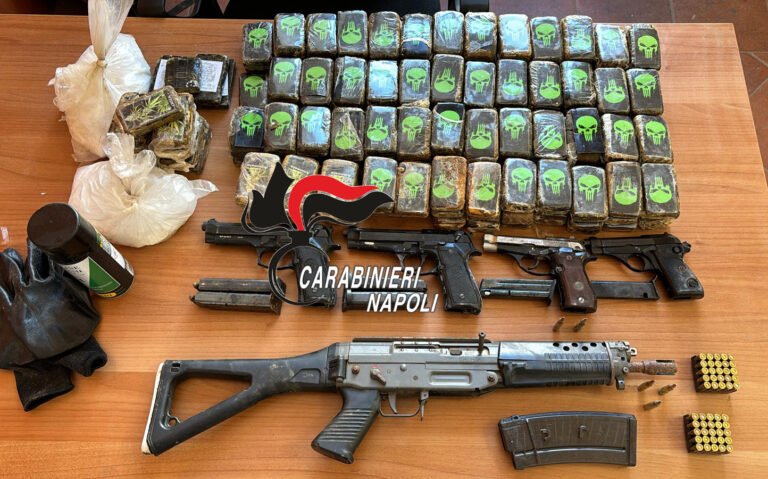 Napoli, Scampia: sequestrati mitragliatore, pistole e oltre 17 chili di droga