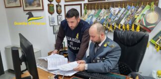 Napoli, inchiesta su euro falsi: sequestrati beni per 1 milione di euro Napoli, inchiesta sulla vendita di euro falsi: sequestrati beni per un milione di euro. Sigilli anche alla base operativa nel rione "Pendino"