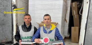Da Napoli a Caserta con una tonnellata di tle, denunciate 123 persone Da Napoli a Caserta con una tonnellata di sigarette di contrabbando, denunciate 123 persone: i pacchetti avevano tutti lo stesso qr code