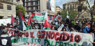 A Napoli i giovani in piazza per la pace in Palestina e per il clima: "In un mondo di ingiustizie, i popoli rispondono con diverse lotte"