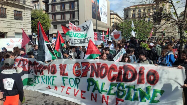A Napoli i giovani in piazza per la pace in Palestina e per il clima: "In un mondo di ingiustizie, i popoli rispondono con diverse lotte"