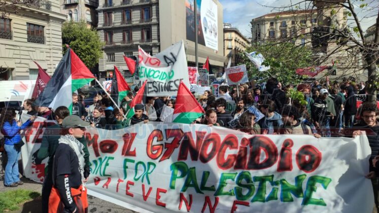 A Napoli i giovani in piazza per la pace in Palestina e per il clima: "In un mondo di ingiustizie, i popoli rispondono con diverse lotte"