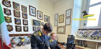 Giugliano in Campania, scarti edili e amianto in un fondo agricolo: sigilli ad un terreno di 13mila mq. Sequestrati anche mezzi pesanti usati per il trasporto illecito