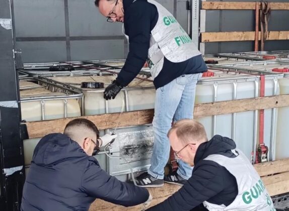 Dichiarato come "solvente", era gasolio destinato a Napoli e Caserta: sequestrati 108mila litri di prodotto. Il blitz della Guardia di Finanza a Udine