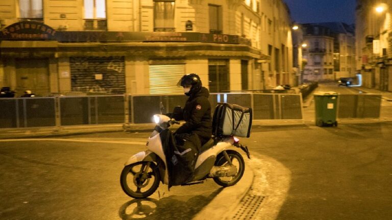 Napoli: inseguito dai rider e dal proprietario di un’auto appena rubata, investe centauro. 37enne arrestato