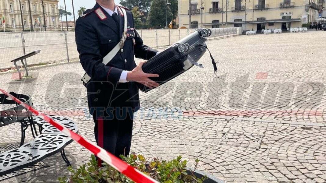 Paura a Pompei, allarme bomba in piazza: valigia sospetta, artificieri in azione. Le operazioni di bonifica sono durate diverse ore