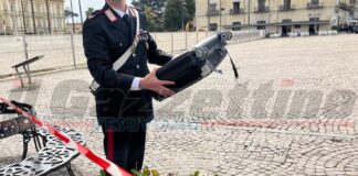 Paura a Pompei, allarme bomba in piazza: valigia sospetta, artificieri in azione. Le operazioni di bonifica sono durate diverse ore