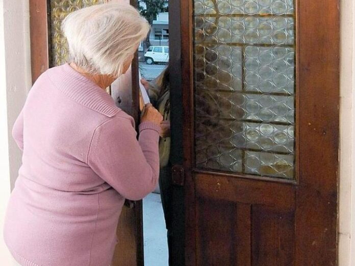 Truffe agli anziani, due arresti tra Napoli e Cosenza: colpi per oltre 50mila euro Truffe agli anziani, due arresti tra Napoli e Cosenza: colpi per oltre 50mila euro