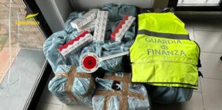 Scafati, nel bagagliaio aveva 40 kg di sigarette di contrabbando: arrestato dalla Guardia di Finanza. L'indagato di Torre Annunziata manifestava evidenti segni di nervosismo al volante