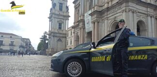 Pompei, controlli a tappeto: droga, immigrazione e lavoro nero Pompei invasa dai turisti, controlli a tappeto: droga, immigrazione, lavoro nero e abusivismo. Il monitoraggio della Guardia di Finanza