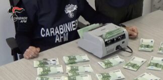 Napoli, vendita di euro falsi: decine di arresti all'alba
