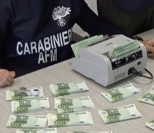 Napoli, vendita di euro falsi: decine di arresti all'alba