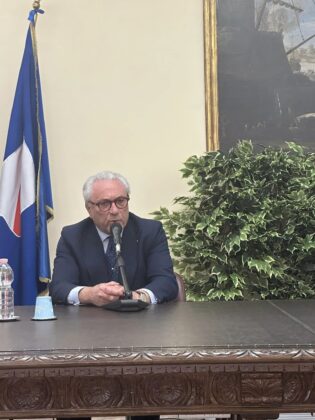 De Luca ha dichiarato che sono stati stanziati 120 milioni di euro per la realizzazione di una struttura moderna dotata di 310 posti letto
