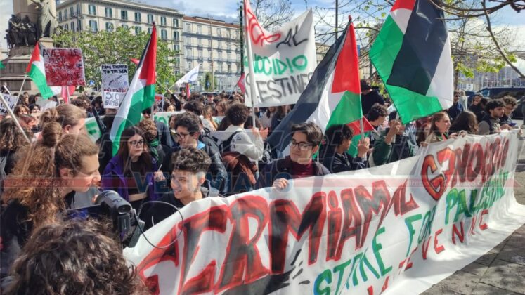 A Napoli i giovani in piazza per la pace in Palestina e per il clima: "In un mondo di ingiustizie, i popoli rispondono con diverse lotte"
