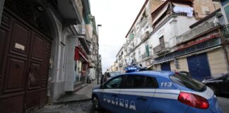 Torre Annunziata sotto assedio: pistola pronta a sparare nascosta sotto un'auto in piazza Morrone