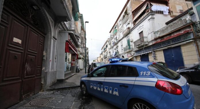 Torre Annunziata sotto assedio: pistola pronta a sparare nascosta sotto un'auto in piazza Morrone