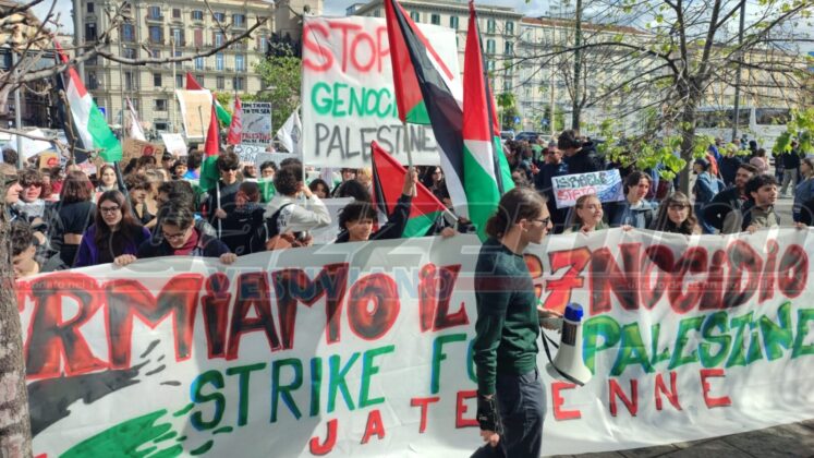 A Napoli i giovani in piazza per la pace in Palestina e per il clima: "In un mondo di ingiustizie, i popoli rispondono con diverse lotte"