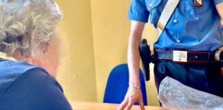 Sorrento, tenta la truffa ad un’anziana: 45enne arrestato Sorrento, tenta la truffa ad un'anziana ma viene scoperto: 45enne inseguito ed arrestato. Scaraventata in terra la figlia della vittima