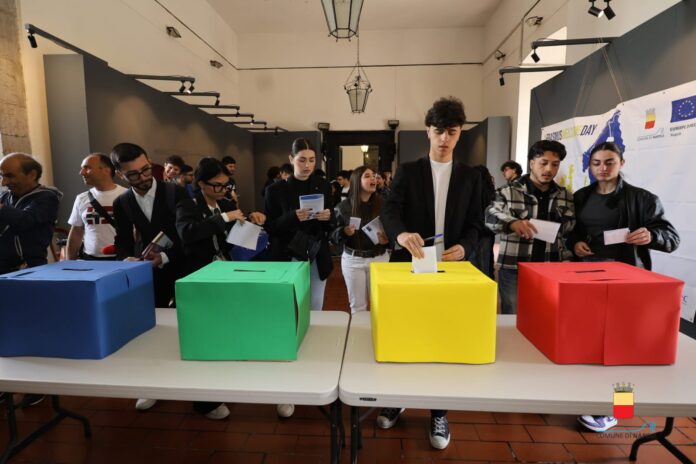 Napoli #Usailtuovoto, i giovani e l'Europa Napoli #Usailtuovoto, i giovani e l'Europa
