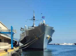 Nave da guerra ammiraglia USS Mount Whitney nel Porto di Napoli