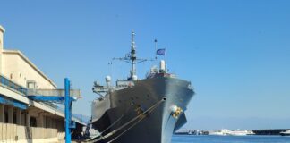 Nave da guerra ammiraglia USS Mount Whitney nel Porto di Napoli