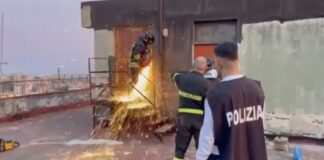 Castellammare, camorra al rione “Moscarella”: undici indagati Castellammare, sgominato il clan di camorra del rione "Moscarella": undici arresti all'alba. Nel mirino delle autorità le estorsioni ai commercianti