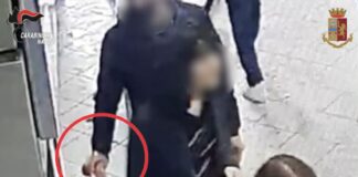 Napoli, borseggi e rapine nei mezzi pubblici: arrestate sei persone Napoli, borseggi e rapine nei mezzi pubblici: arrestate sei persone. Le indagini, condotte tra novembre 2022 e febbraio 2023, hanno accertato che le vittime venivano scelte con attenzione