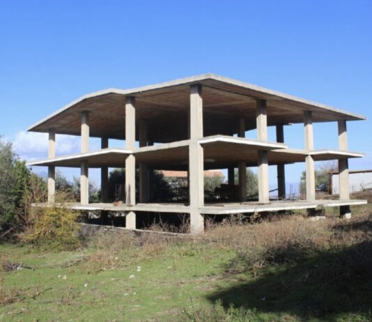 Lettere, demolito fabbricato abusivo in via Tuoro: la condanna risaliva al 2010. Violava le normative urbanistiche e ambientali in vigore