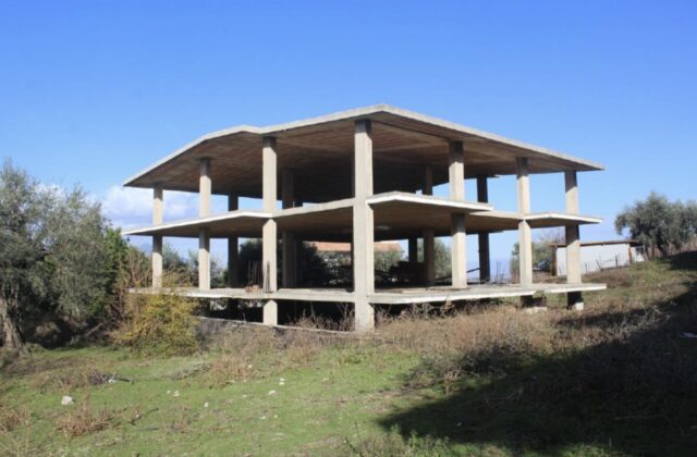 Lettere, demolito fabbricato abusivo in via Tuoro: la condanna risaliva al 2010. Violava le normative urbanistiche e ambientali in vigore