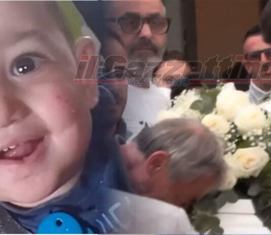 Eboli in lacrime per l'ultimo saluto a Francesco Pio. Stasera una fiaccolata