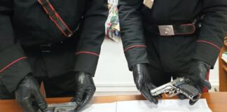 Lettere: l'incendio in un rudere di via Casale, poi la scoperta. Due pistole pronte a sparare, indagini in corso dei Carabinieri