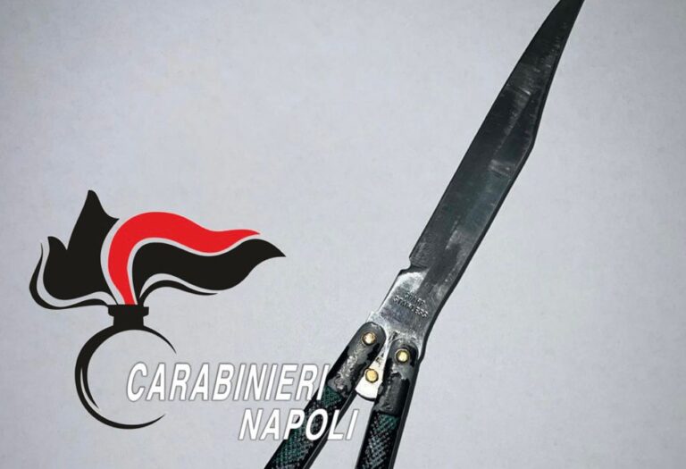 Napoli, brandiva un coltello a farfalla: fermato 12enne Napoli, brandiva un coltello a farfalla: fermato 12enne