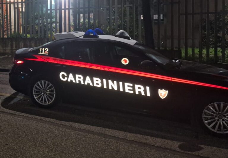 Napoli, tentano di costringere un uomo a vendere droga: arrestati