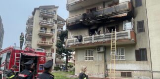 Casalnuovo, palazzina in fiamme in via Vernicchi Casalnuovo, palazzina in fiamme in via Vernicchi