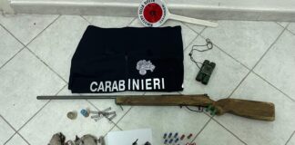 A caccia in periodo di divieto con fucile illegale: in manette 61enne di Forio