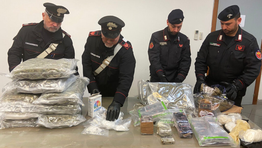 Blitz a Castellammare di Stabia: 25 kg di droga e armi nelle pareti come a Caivano