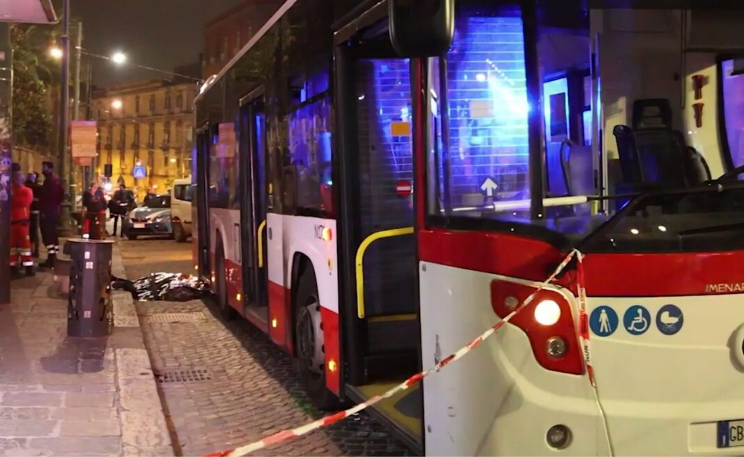 Incidente mortale a Napoli: 40enne cade e viene schiacciato da un bus