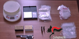 Napoli, Mercato: sequestrata pistola e droga in un vano scale