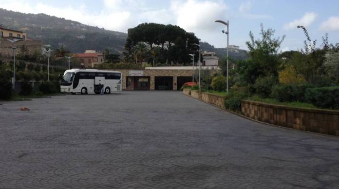 Sorrento, nuove tariffe per i bus turistici al parcheggio Achille Lauro
